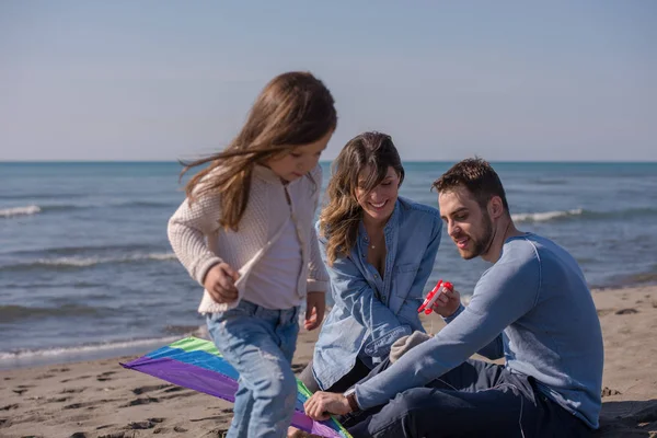 Genç Bir Aile Çocukları Dinleniyor Sonbahar Günü Kumsalda Uçurtmayla Eğleniyorlar — Stok fotoğraf