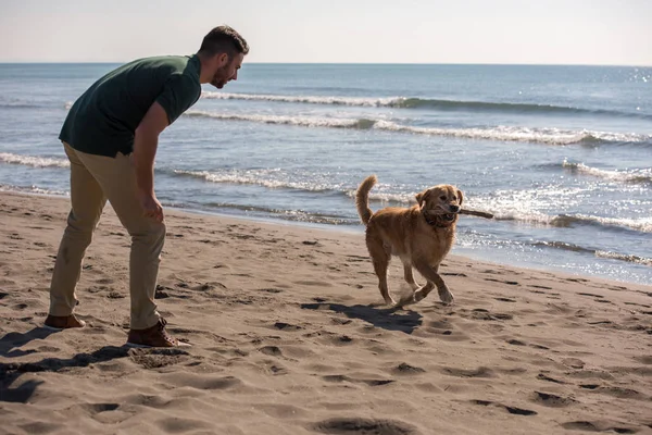 Mężczyzna Psem Korzystających Wolnego Czasu Plaży Jesienny Dzień — Zdjęcie stockowe