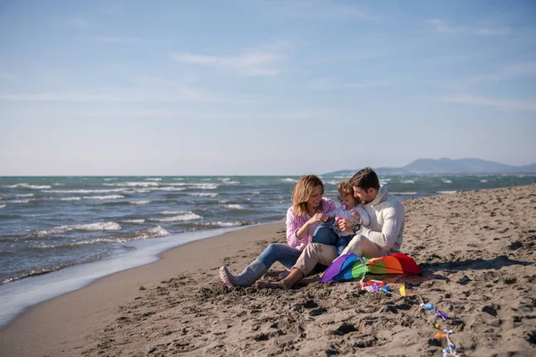 Gezin Met Kleine Dochter Die Plezier Maken Zeepbel Het Strand — Stockfoto