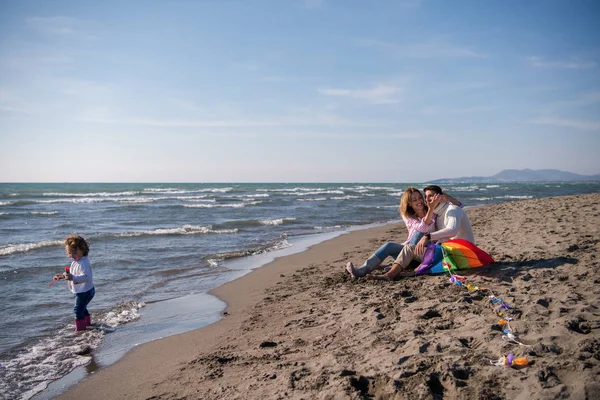 Család Kislányával Szórakozás Hogy Szappanbuborék Strandon Ősszel Nap — Stock Fotó