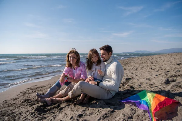 Família Com Filhinha Divertindo Fazendo Bolha Sabão Praia Durante Dia — Fotografia de Stock