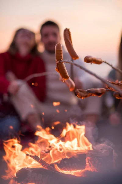 Fiatal Barátokból Álló Csoport Akik Tűz Mellett Ülnek Őszi Parton — Stock Fotó