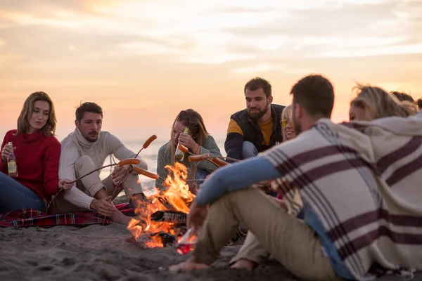 Groupe Jeunes Amis Assis Coin Feu Plage Automne Griller Des — Photo