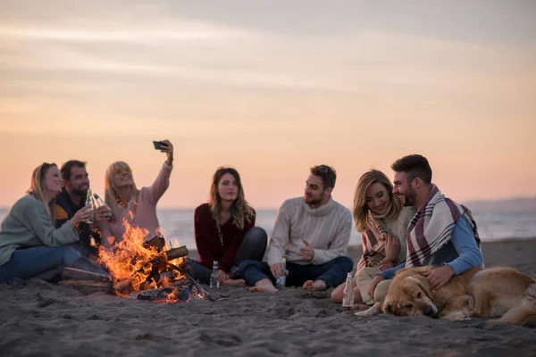 Feliz Despreocupado Jóvenes Amigos Divirtiéndose Bebiendo Cerveza Por Hoguera Playa —  Fotos de Stock