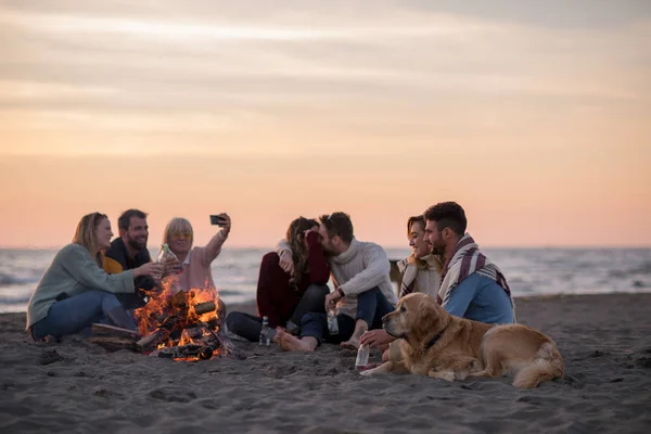 Feliz Despreocupado Jóvenes Amigos Divirtiéndose Bebiendo Cerveza Por Hoguera Playa — Foto de Stock