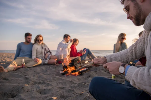 Feliz Despreocupado Jóvenes Amigos Divirtiéndose Bebiendo Cerveza Por Hoguera Playa —  Fotos de Stock