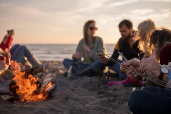 Felice Spensierati Giovani Amici Divertirsi Bere Birra Falò Sulla Spiaggia — Foto Stock