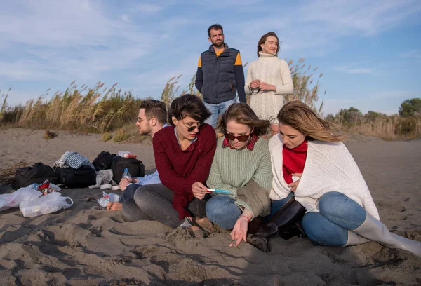 Felice Spensierati Giovani Amici Divertirsi Bere Birra Falò Sulla Spiaggia — Foto Stock