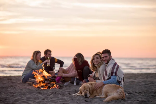 Casal Jovem Curtindo Com Amigos Redor Fogueira Praia Pôr Sol — Fotografia de Stock