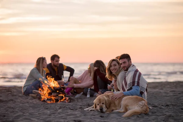 Pareja Joven Disfrutando Con Amigos Alrededor Campfire Playa Atardecer Bebiendo —  Fotos de Stock