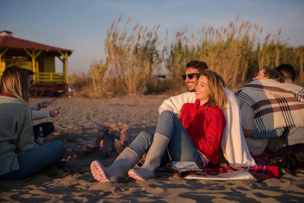 Pareja Joven Disfrutando Con Amigos Alrededor Campfire Playa Atardecer Bebiendo —  Fotos de Stock