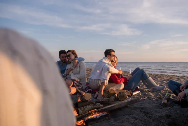 Młoda Para Zabawia Się Przyjaciółmi Przy Ognisku Plaży Zachodzie Słońca — Zdjęcie stockowe