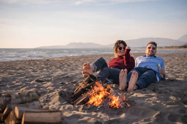 Casal Jovem Relaxando Pelo Fogo Bebendo Uma Cerveja Uma Bebida — Fotografia de Stock