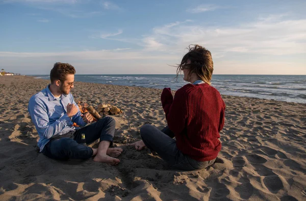 Jeune Couple Détendre Près Feu Boire Une Bière Verre Bouteille — Photo