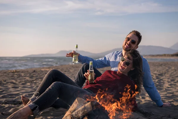 Casal Jovem Relaxando Pelo Fogo Bebendo Uma Cerveja Uma Bebida — Fotografia de Stock