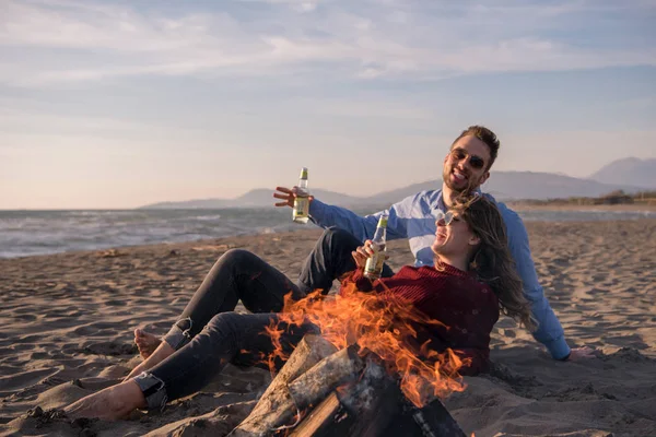 Casal Jovem Relaxando Pelo Fogo Bebendo Uma Cerveja Uma Bebida — Fotografia de Stock