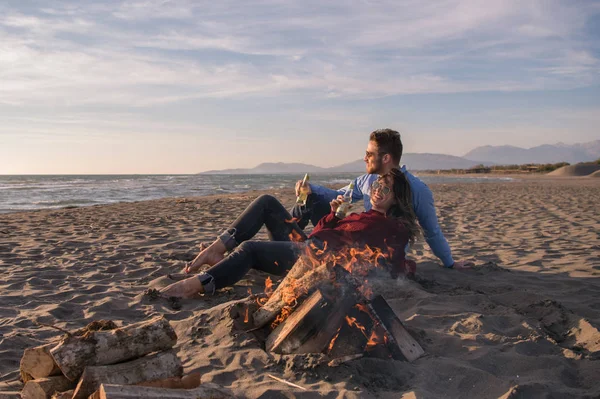 Casal Jovem Relaxando Pelo Fogo Bebendo Uma Cerveja Uma Bebida — Fotografia de Stock