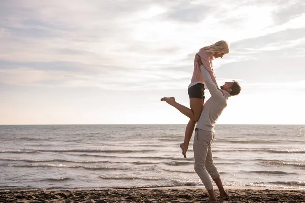 Pasangan Muda Bersenang Senang Berjalan Dan Berpelukan Pantai Selama Hari — Stok Foto