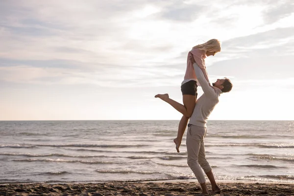 Pareja Joven Divirtiéndose Caminando Abrazándose Playa Durante Día Soleado Otoño — Foto de Stock