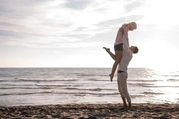 Pareja Joven Divirtiéndose Caminando Abrazándose Playa Durante Día Soleado Otoño —  Fotos de Stock