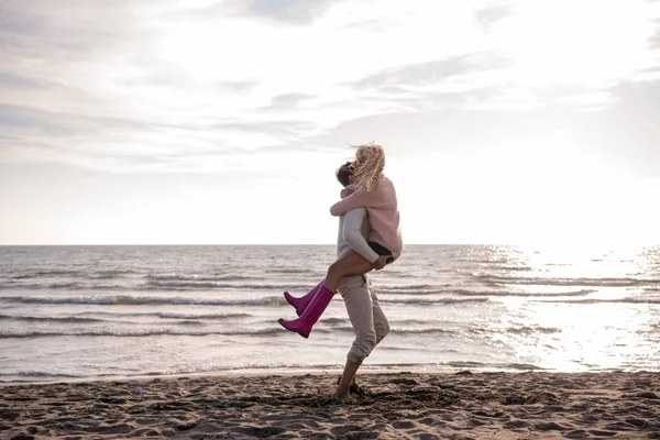 Młoda Para Dobrze Się Bawiąca Spacerując Przytulając Plaży Jesienią Słoneczny — Zdjęcie stockowe