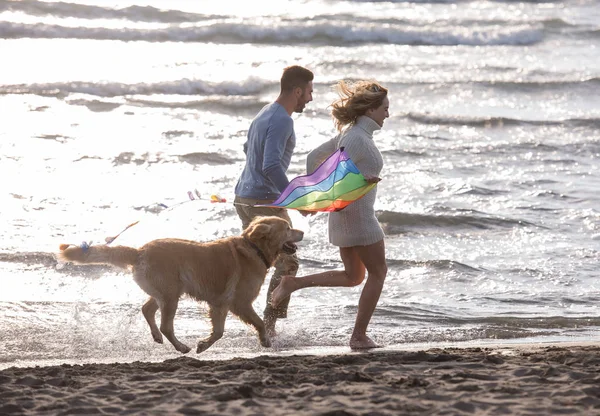 Jeune Couple Amuser Jouer Avec Chien Cerf Volant Sur Plage — Photo