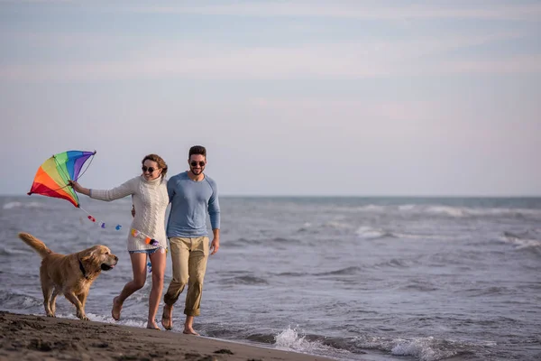 Junges Paar Spielt Herbsttag Mit Hund Und Drachen Strand — Stockfoto
