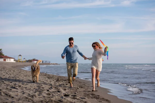 Pareja Joven Divirtiéndose Jugando Con Perro Cometa Playa Día Otoño —  Fotos de Stock