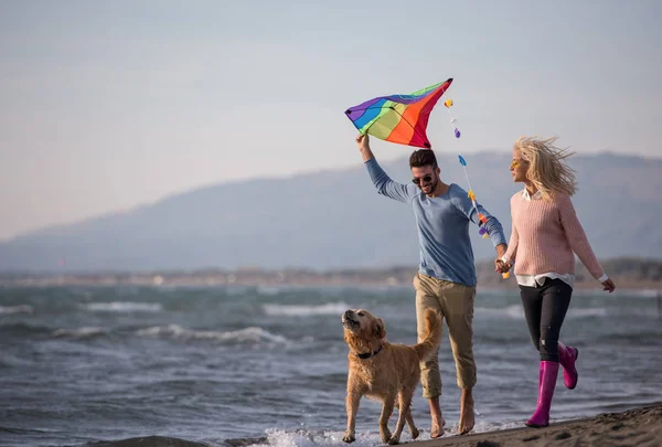 Ungt Par Har Roligt Leker Med Hund Och Kite Stranden — Stockfoto