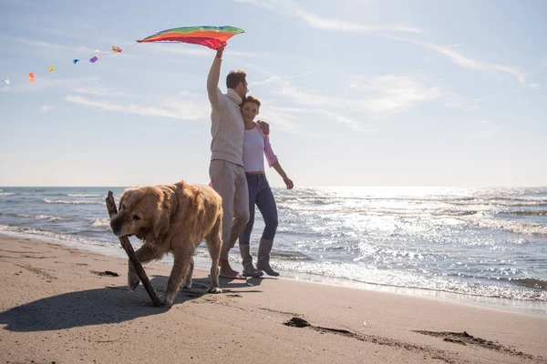 Ungt Par Har Roligt Leker Med Hund Och Kite Stranden — Stockfoto