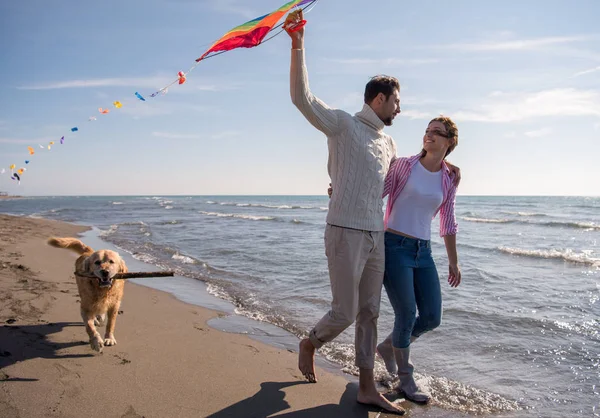Genç Çift Eğlenmek Bir Köpek Sonbahar Günü Plaj Uçurtma Ile — Stok fotoğraf