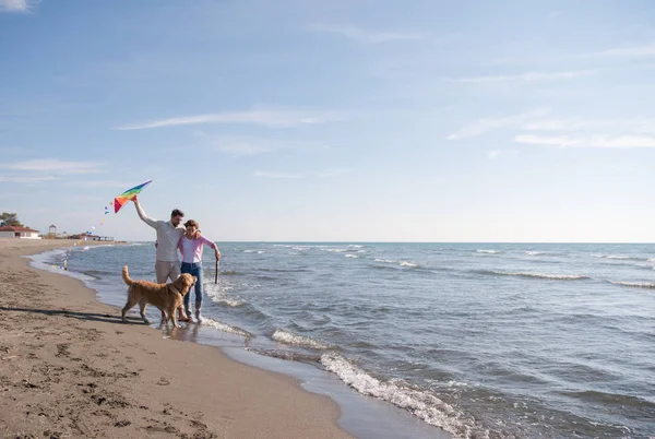 Genç Çift Eğlenmek Bir Köpek Sonbahar Günü Plaj Uçurtma Ile — Stok fotoğraf