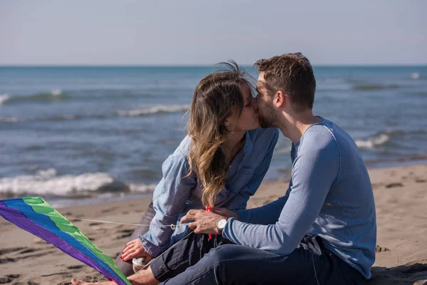 Young Couple Having Fun Playing Kite Beach Autumn Day — Stock Photo, Image