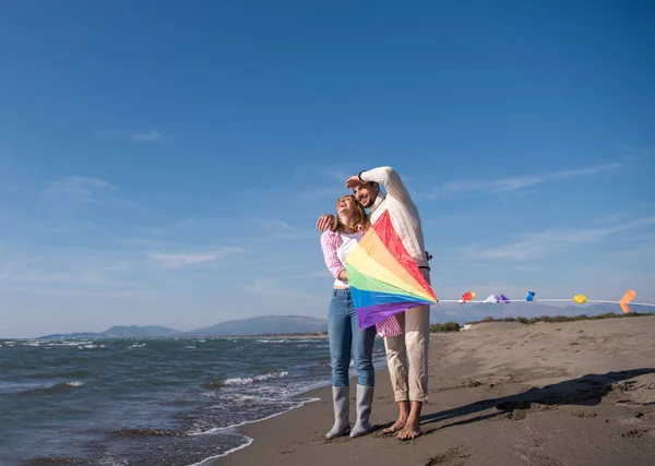 Giovane Coppia Divertirsi Giocare Con Aquilone Sulla Spiaggia Autunno Giorno — Foto Stock