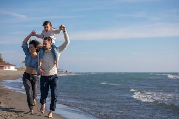 Famiglia Con Bambini Che Riposano Divertono Spiaggia Durante Giornata Autunnale — Foto Stock