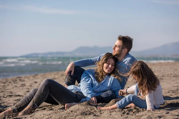 Çocukların Dinlendiği Sonbahar Günü Kumsalda Eğlendiği Bir Aile — Stok fotoğraf