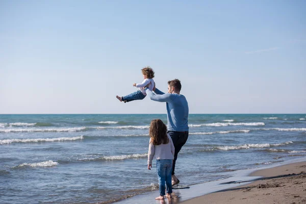 Çocukların Dinlendiği Sonbahar Günü Kumsalda Eğlendiği Bir Aile — Stok fotoğraf
