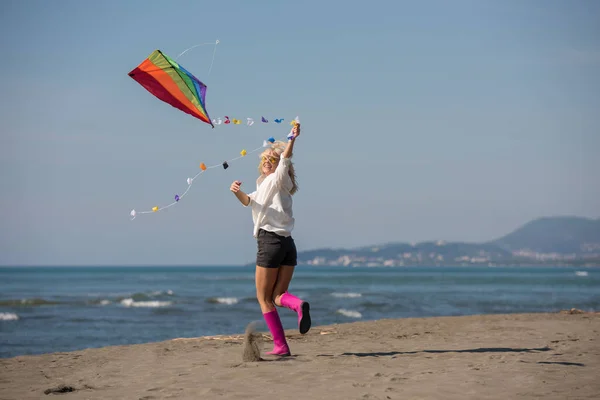 Mooie Jonge Vrouw Hebben Plezier Met Een Vlieger Het Strand — Stockfoto