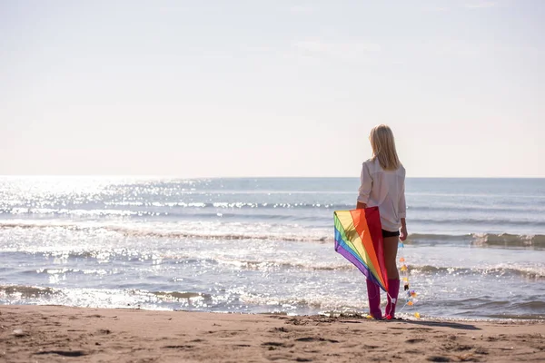 秋天的一天 美丽的年轻女子在海滩放风筝玩乐 — 图库照片