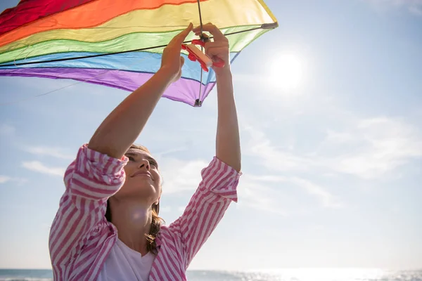 Bella Giovane Donna Diverte Con Aquilone Spiaggia Giorno Autunno — Foto Stock