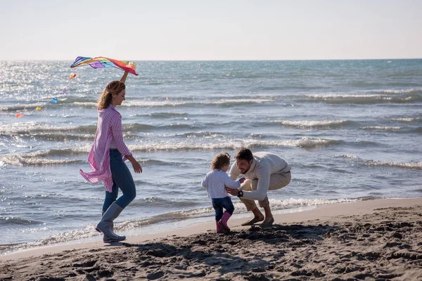 Młoda Rodzina Dziećmi Odpoczynku Zabawy Latawcem Plaży Jesienny Dzień — Zdjęcie stockowe