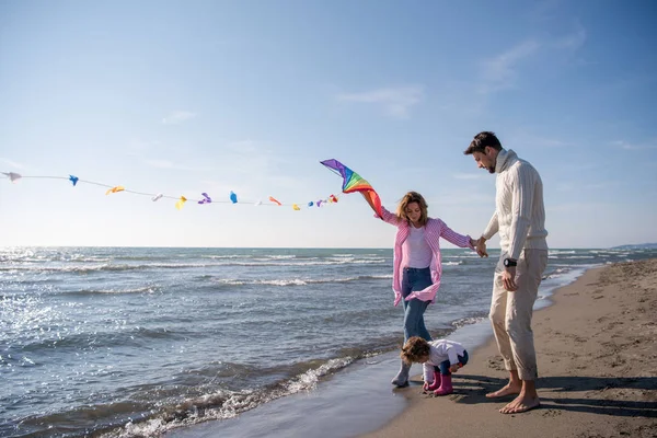 Fiatal Család Gyerekekkel Pihenés Szórakozás Egy Sárkány Strandon Ősszel Nap — Stock Fotó