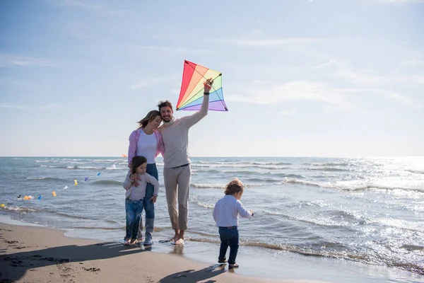 Giovane Famiglia Con Bambini Che Riposano Divertono Con Aquilone Spiaggia — Foto Stock