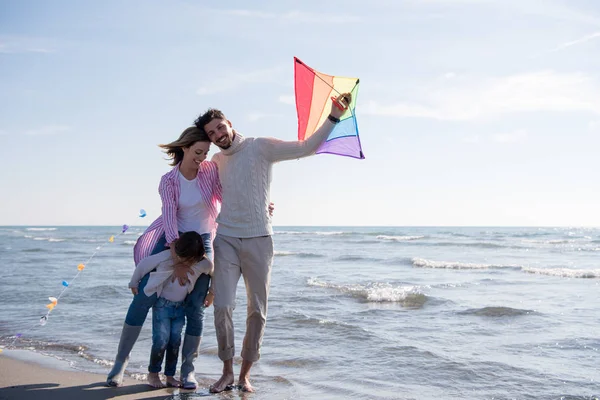 Familia Joven Con Niños Descansando Divirtiéndose Con Una Cometa Playa — Foto de Stock