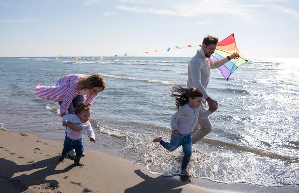 Jong Gezin Met Kinderen Rusten Plezier Hebben Met Een Vlieger — Stockfoto