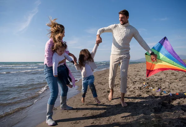 Młoda Rodzina Dziećmi Odpoczynku Zabawy Latawcem Plaży Jesienny Dzień — Zdjęcie stockowe