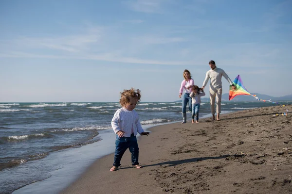 Młoda Rodzina Dziećmi Odpoczynku Zabawy Latawcem Plaży Jesienny Dzień — Zdjęcie stockowe