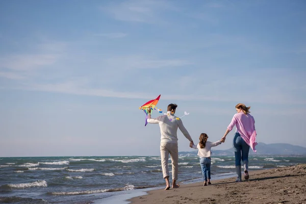 Młoda Rodzina Dziećmi Odpoczynku Zabawy Latawcem Plaży Jesienny Dzień — Zdjęcie stockowe