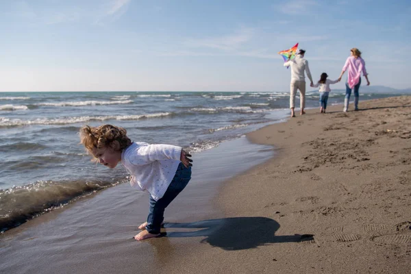 Fiatal Család Gyerekekkel Pihenés Szórakozás Egy Sárkány Strandon Ősszel Nap — Stock Fotó