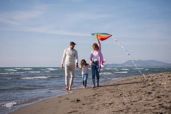 Fiatal Család Gyerekekkel Pihenés Szórakozás Egy Sárkány Strandon Ősszel Nap — Stock Fotó